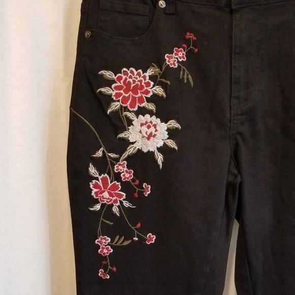 𝅺New black embroidered floral jeans high rise‎ size 12 - Picture 3 of 6